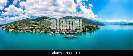 Panoramablick auf Oberhofen am Thunersee in den schweizer Alpen, Schweiz. Stadt Oberhofen am Thunersee im Kanton Bern der Schweiz. O Stockfoto