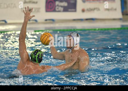 Polo Natatorio Bianchi, Triest, Italien, 22. April 2023, Giuseppe Valentino (Pallanuoto Triest) vs Vincenzo Dolce (AN Brescia) während Pallanuoto Tri Stockfoto