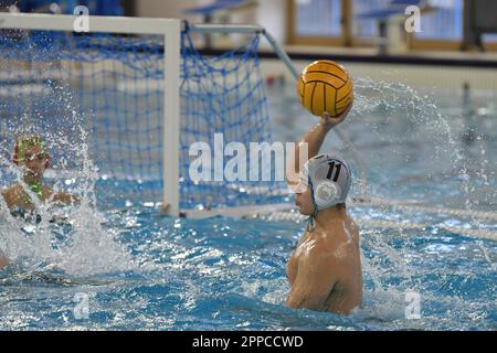 Polo Natatorio Bianchi, Triest, Italien, 22. April 2023, Giacomo Bini (Pallanuoto Triest) während Pallanuoto Triest vs AN Brescia - Waterpolo Italia Stockfoto