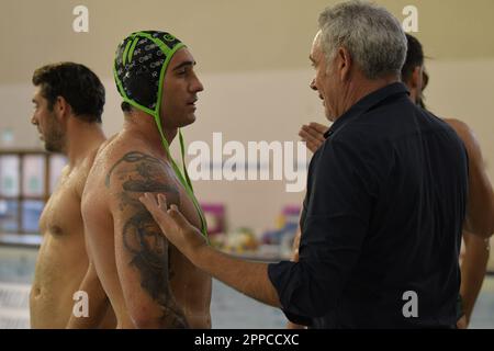 Polo Natatorio Bianchi, Triest, Italien, 22. April 2023, Edoardo Di Somma (AN Brescia) und Sandro Bovo allenatore (AN Brescia) während Pallanuoto Trie Stockfoto