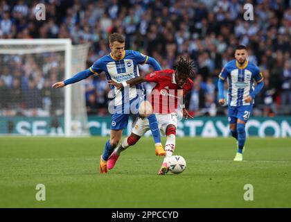 Wembley Stadium, London, Großbritannien. 23. April 2023. FA Cup Halbfinale Fußball, Brighton und Hove Albion gegen Manchester United; Solly March von Brighton &amp; Hove Albion fordert Fred von Manchester United Credit: Action Plus Sports/Alamy Live News Stockfoto