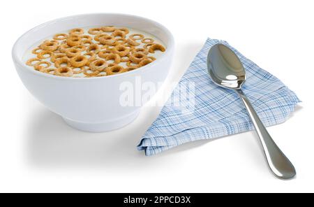 Schüssel voll mit Milch mit Müsli in Form von Ringen, Löffel auf Küchenhandtuch isoliert auf weißem Hintergrund - 3D-Rendering Stockfoto