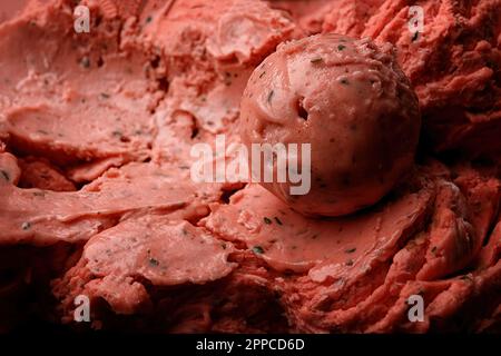 Nahaufnahme von Erdbeereis auf dem Hintergrund von Erdbeereis Stockfoto