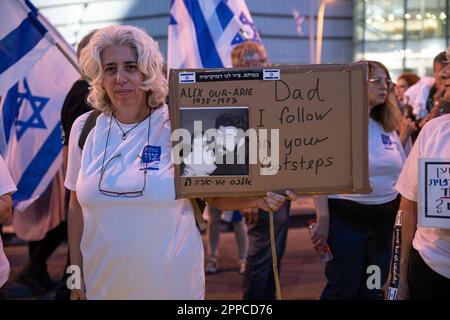 Israel. 22. April 2023. Yaara (49), Tochter von Alex Gur-Arie, der als Soldat im Jom-Kippur-Krieg von 73 starb, hält während einer Demonstration gegen die gerichtliche Generalüberholung in Tel Aviv ein Poster von ihr und ihrem Vater. April 22. 2023. (Matan Golan/Sipa USA). Kredit: SIPA USA/Alamy Live News Stockfoto