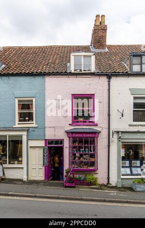 MALTON, NORTH YORKSHIRE, GROSSBRITANNIEN - 22. APRIL 2023. Blick auf die Straße mit kleinen und unabhängigen Geschäften und Geschäften in der Marktstadt North Yorkshire von Malton, Großbritannien Stockfoto