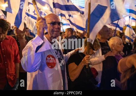 Israel. 22. April 2023. Ärzte aus den Protesten der „Weißen Roben“ des Gesundheitssektors gegen die Justizreform wackeln während einer Demonstration in Tel Aviv die israelische Flagge. April 22. 2023. (Matan Golan/Sipa USA). Kredit: SIPA USA/Alamy Live News Stockfoto