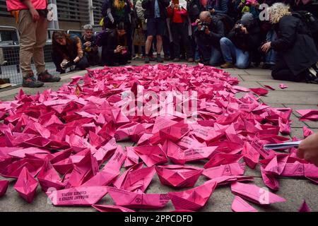 London, Großbritannien. 23. April 2023 Ausrottung Rebellion Demonstranten werfen Tausende von Papier Origami Boote vor das Innenministerium, um Migranten zu unterstützen, am dritten Tag der Proteste. Kredit: Vuk Valcic/Alamy Live News Stockfoto