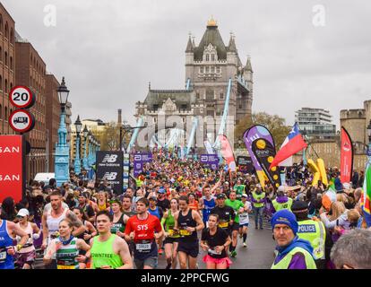 London, Großbritannien. 23. April 2023 Tausende von Läufern passieren die Tower Bridge während des London Marathon 2023. Stockfoto