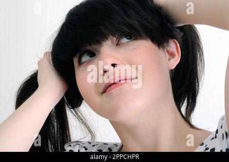 Nahaufnahme einer jungen attraktiven Frau, Studioaufnahme Stockfoto