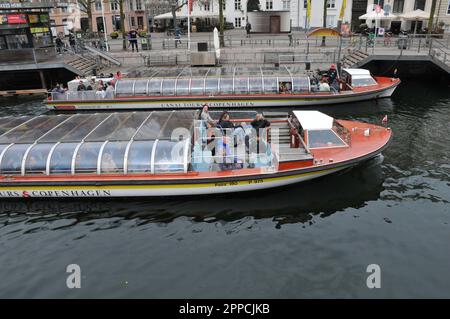 Kopenhagen /Dänemark/23. April 2023/ Touristen-Bootsfahrt mit Hop-on-Hop-of-Bus-Tour und Rundfahrten Kopenhagen Baot Ride in der dänischen Hauptstadt Kopenhagen. (Foto: Francis Joseph Dean/Dean Pictures) Stockfoto