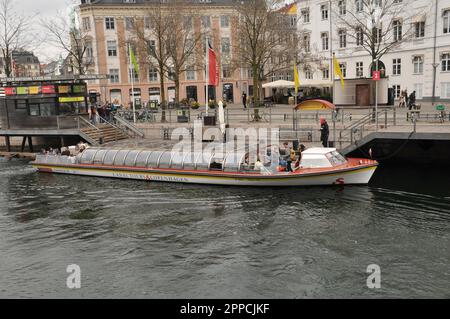 Kopenhagen /Dänemark/23. April 2023/ Touristen-Bootsfahrt mit Hop-on-Hop-of-Bus-Tour und Rundfahrten Kopenhagen Baot Ride in der dänischen Hauptstadt Kopenhagen. (Foto: Francis Joseph Dean/Dean Pictures) Stockfoto