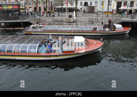 Kopenhagen /Dänemark/23. April 2023/ Touristen-Bootsfahrt mit Hop-on-Hop-of-Bus-Tour und Rundfahrten Kopenhagen Baot Ride in der dänischen Hauptstadt Kopenhagen. (Foto: Francis Joseph Dean/Dean Pictures) Stockfoto