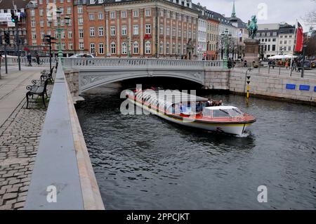 Kopenhagen /Dänemark/23. April 2023/ Touristen-Bootsfahrt mit Hop-on-Hop-of-Bus-Tour und Rundfahrten Kopenhagen Baot Ride in der dänischen Hauptstadt Kopenhagen. (Foto: Francis Joseph Dean/Dean Pictures) Stockfoto