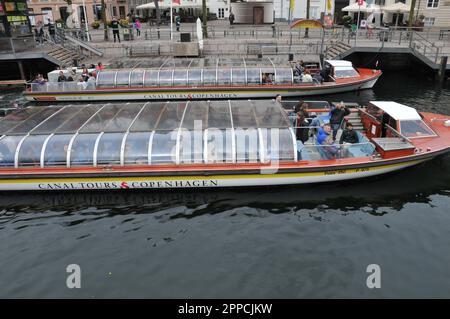 Kopenhagen /Dänemark/23. April 2023/ Touristen-Bootsfahrt mit Hop-on-Hop-of-Bus-Tour und Rundfahrten Kopenhagen Baot Ride in der dänischen Hauptstadt Kopenhagen. (Foto: Francis Joseph Dean/Dean Pictures) Stockfoto