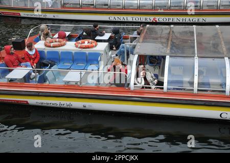 Kopenhagen /Dänemark/23. April 2023/ Touristen-Bootsfahrt mit Hop-on-Hop-of-Bus-Tour und Rundfahrten Kopenhagen Baot Ride in der dänischen Hauptstadt Kopenhagen. (Foto: Francis Joseph Dean/Dean Pictures) Stockfoto