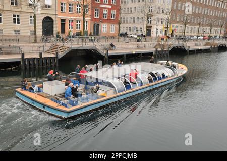 Kopenhagen /Dänemark/23. April 2023/ Touristen-Bootsfahrt mit Hop-on-Hop-of-Bus-Tour und Rundfahrten Kopenhagen Baot Ride in der dänischen Hauptstadt Kopenhagen. (Foto: Francis Joseph Dean/Dean Pictures) Stockfoto