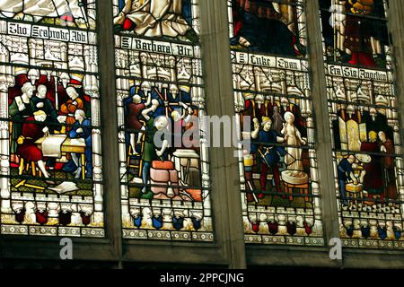 Gloucester Kathedrale Buntglasfenster zeigen die Handwerke und Fähigkeiten, die beim Bau der Kathedrale verwendet wurden. Stockfoto