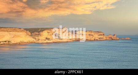 Blick auf die Klippen von Bonifacio bei Sonnenuntergang. Die berühmten weißen Klippen von Bonifacio leuchten rot bei Sonnenuntergang auf Korsika, Frankreich Stockfoto