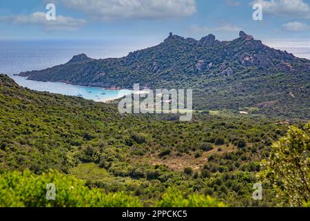 Landschaftsblick auf den Strand von Roccapina, einen wunderschönen Sandstrand mit türkisfarbenem Wasser, den Genuesischen Turm Roccapina und seinen Granitlöwen, Korsika, Frankreich Stockfoto