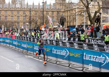 London, Großbritannien. 23. April 2023 Der London Marathon führt während der Rallye der Extinction Rebellion über den Parliament Square. Kredit: Andrea Domeniconi/Alamy Stockfoto