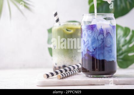 Milchblasentee mit Tapiokapperlen und Honig Stockfoto