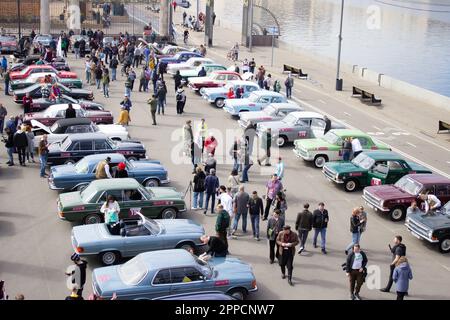 Moskau, Russland. 23. April 2023. Die Leute nehmen an einer Rallye von Retro-Autos in der Nähe des Gorky-Parks in Moskau Teil. An der Retro Rally „Capital“ (Stolitsa) 2023 in Moskau, Russland, nahmen über 100 Retro-Autos Teil. Diese Veranstaltung eröffnet eine Reihe offizieller Wettbewerbe der Saison 8. des Russian Automobile Federation Cup in Rallye-Rennen mit Oldtimern. Legendäre sowjetische Marken wie „Volga“, „Moskvich“ und „Zhiguli“ sowie weltberühmte Marken wie Rolls Royce, Bentley, Mercedes, Porsche, Jaguar, Und andere. Kredit: SOPA Images Limited/Alamy Live News Stockfoto