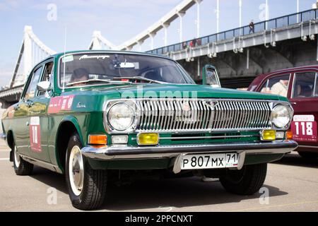 Moskau, Russland. 23. April 2023. Eine sowjetische GAZ-24 „Volga“, die in der Nähe des Gorky-Parks in Moskau geparkt ist. An der Retro Rally „Capital“ (Stolitsa) 2023 in Moskau, Russland, nahmen über 100 Retro-Autos Teil. Diese Veranstaltung eröffnet eine Reihe offizieller Wettbewerbe der Saison 8. des Russian Automobile Federation Cup in Rallye-Rennen mit Oldtimern. Legendäre sowjetische Marken wie „Volga“, „Moskvich“ und „Zhiguli“ sowie weltberühmte Marken wie Rolls Royce, Bentley, Mercedes, Porsche, Jaguar, Und andere. Kredit: SOPA Images Limited/Alamy Live News Stockfoto