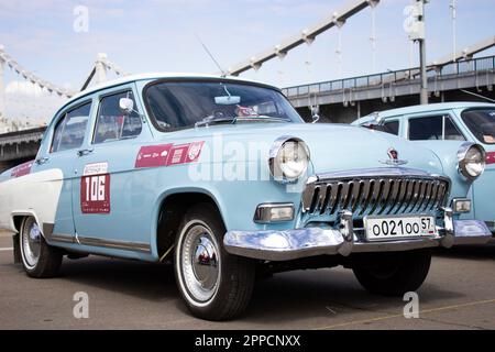 Moskau, Russland. 23. April 2023. Eine sowjetische GAZ-21 „Volga“, die in der Nähe des Gorky-Parks in Moskau geparkt ist. An der Retro Rally „Capital“ (Stolitsa) 2023 in Moskau, Russland, nahmen über 100 Retro-Autos Teil. Diese Veranstaltung eröffnet eine Reihe offizieller Wettbewerbe der Saison 8. des Russian Automobile Federation Cup in Rallye-Rennen mit Oldtimern. Legendäre sowjetische Marken wie „Volga“, „Moskvich“ und „Zhiguli“ sowie weltberühmte Marken wie Rolls Royce, Bentley, Mercedes, Porsche, Jaguar, Und andere. Kredit: SOPA Images Limited/Alamy Live News Stockfoto