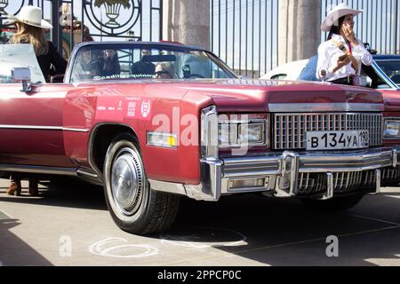 Moskau, Russland. 23. April 2023. Ein Retro-Cadillac, der in der Nähe des Gorky-Parks in Moskau geparkt ist. An der Retro Rally „Capital“ (Stolitsa) 2023 in Moskau, Russland, nahmen über 100 Retro-Autos Teil. Diese Veranstaltung eröffnet eine Reihe offizieller Wettbewerbe der Saison 8. des Russian Automobile Federation Cup in Rallye-Rennen mit Oldtimern. Legendäre sowjetische Marken wie „Volga“, „Moskvich“ und „Zhiguli“ sowie weltberühmte Marken wie Rolls Royce, Bentley, Mercedes, Porsche, Jaguar, Und andere. Kredit: SOPA Images Limited/Alamy Live News Stockfoto