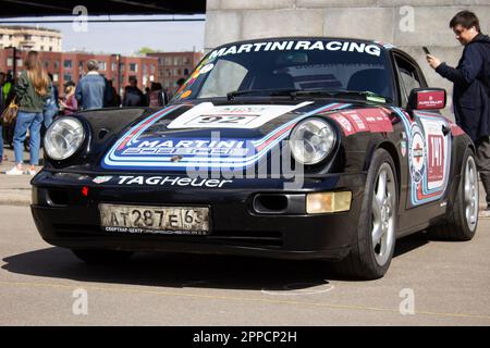 Moskau, Russland. 23. April 2023. Ein Porsche 911, der in der Nähe des Gorky-Parks in Moskau geparkt ist. An der Retro Rally „Capital“ (Stolitsa) 2023 in Moskau, Russland, nahmen über 100 Retro-Autos Teil. Diese Veranstaltung eröffnet eine Reihe offizieller Wettbewerbe der Saison 8. des Russian Automobile Federation Cup in Rallye-Rennen mit Oldtimern. Legendäre sowjetische Marken wie „Volga“, „Moskvich“ und „Zhiguli“ sowie weltberühmte Marken wie Rolls Royce, Bentley, Mercedes, Porsche, Jaguar, Und andere. Kredit: SOPA Images Limited/Alamy Live News Stockfoto