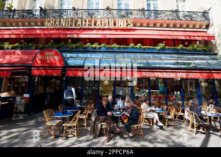 Le Grand Cafe Capucines ist die legendäre und berühmte Brasserie auf den Grands Boulevards. Inschrift auf französischem Schild: Pariser Brasserie seit 1875. Stockfoto