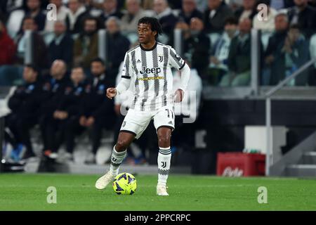 Turin, Italien. 23. April 2023. Juan Cuadrado vom FC Juventus kontrolliert den Ball während des Spiels der Serie A zwischen dem FC Juventus und SSC Napoli im Allianz-Stadion am 23. April 2023 in Turin, Italien . Kredit: Marco Canoniero/Alamy Live News Stockfoto