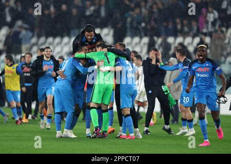 Turin, Italien. 23. April 2023. Die Spieler der SSC Napoli feiern nach dem Sieg des Spiels der Serie A vor dem Juventus FC und der SSC Napoli im Allianz Stadium am 23. April 2023 in Turin, Italien . Kredit: Marco Canoniero/Alamy Live News Stockfoto