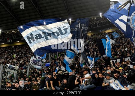 Turin, Italien. 23. April 2023. Fans aus Neapel feuern beim Fußballspiel der Serie A zwischen dem FC Juventus und der SSC Napoli im Juventus Stadion in Turin (Italien) am 23. April 2022 an. Kredit: Insidefoto di andrea staccioli/Alamy Live News Stockfoto