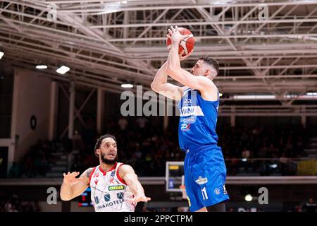 Reggio Emilia, Italien. 23. April 2023. PalaBigi, Reggio Emilia, Italien, 23. April 2023, John Petrucelli (Germani Brescia) bei der UNAHOTELS Reggio Emilia gegen Germani Brescia - italienische Basketball-Serie A Championship Credit: Live Media Publishing Group/Alamy Live News Stockfoto