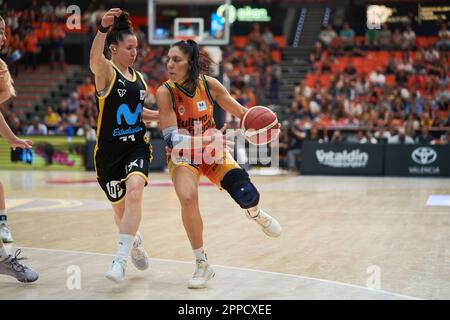 Melisa Paola Gretter von Movistar Estudiantes (L) und Cristina Ouvina von Valencia Basket (R) in Aktion während des Play off Viertelfinals von Liga Endesa Stockfoto