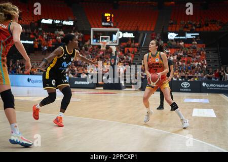 Nadia Angelique Fingall von Movistar Estudiantes (L) und Angela Salvadores von Valencia Basket (R) in Aktion während des Play off Viertelfinals von Liga E. Stockfoto