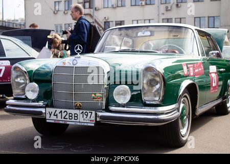 Moskau, Russland. 23. April 2023. Ein Mercedes-Retro-Auto, das in der Nähe des Gorky-Parks in Moskau geparkt wurde. An der Retro Rally „Capital“ (Stolitsa) 2023 in Moskau, Russland, nahmen über 100 Retro-Autos Teil. Diese Veranstaltung eröffnet eine Reihe offizieller Wettbewerbe der Saison 8. des Russian Automobile Federation Cup in Rallye-Rennen mit Oldtimern. Legendäre sowjetische Marken wie „Volga“, „Moskvich“ und „Zhiguli“ sowie weltberühmte Marken wie Rolls Royce, Bentley, Mercedes, Porsche, Jaguar, Und andere. (Foto: Vlad Karkov/SOPA Images/Sipa USA) Guthaben: SIPA USA/Alamy Live News Stockfoto