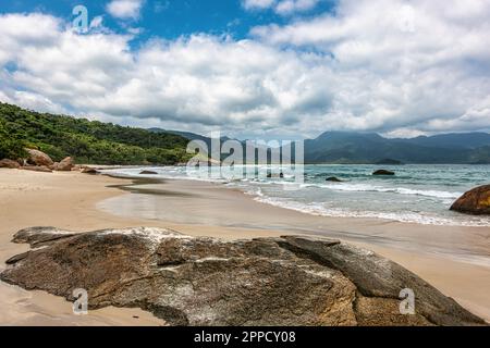 Aventureiro Beach auf der großen Insel Ilha Grande in Angra dos Reis, Rio de Janeiro, Brasilien Stockfoto