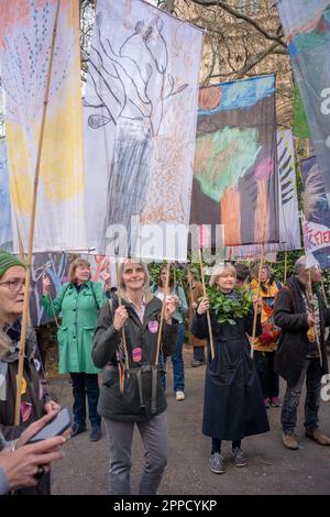 Die aussterbende Rebellion und andere Wahlkampfgruppen setzten sich mit ihrem zweiten viertägigen Protesttag auf dem parlamentsplatz fort. Die Demonstranten würden ihre Maßnahmen verstärken, wenn die britische Regierung ihre beiden Forderungen nach dem Klimawandel nicht bis Dienstag, den 24. April, 5pm Uhr annehmen würde. Stockfoto