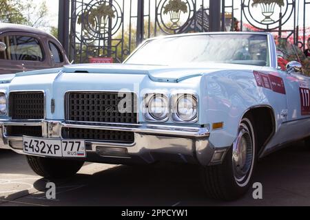 Moskau, Russland. 23. April 2023. Ein Oldsmobile-Retro-Auto, das in der Nähe des Gorky-Parks in Moskau geparkt wurde. An der Retro Rally „Capital“ (Stolitsa) 2023 in Moskau, Russland, nahmen über 100 Retro-Autos Teil. Diese Veranstaltung eröffnet eine Reihe offizieller Wettbewerbe der Saison 8. des Russian Automobile Federation Cup in Rallye-Rennen mit Oldtimern. Legendäre sowjetische Marken wie „Volga“, „Moskvich“ und „Zhiguli“ sowie weltberühmte Marken wie Rolls Royce, Bentley, Mercedes, Porsche, Jaguar, Und andere. (Foto: Vlad Karkov/SOPA Images/Sipa USA) Guthaben: SIPA USA/Alamy Live News Stockfoto