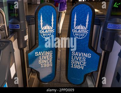 Eintritt zur U-Bahn-Station Whitechapel und Elizabeth Line, mit zweisprachigen Schildern auf Englisch und Bengali, London, England, Großbritannien Stockfoto