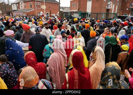 Derby Vaisakhi Nagar Kirtan 2023 die Prozession durch die Straßen von Derby vom Arjun Dev Gurdwara in der Stanhope Street Stockfoto