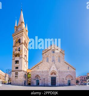 Kathedrale von Messina oder Duomo di Messina. Die Basilika befindet sich auf der Piazza Duomo in Sizilien, Italien. Der Glockenturm von Messina ist berühmt für seinen größten und den meisten Stockfoto