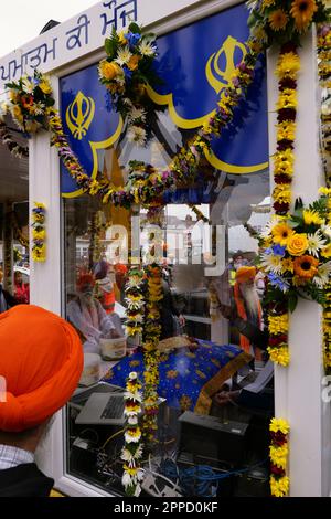 Derby Vaisakhi Nagar Kirtan 2023 die Prozession durch die Straßen von Derby vom Arjun Dev Gurdwara in der Stanhope Street Stockfoto