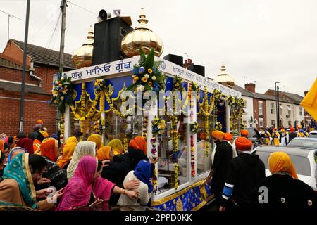 Derby Vaisakhi Nagar Kirtan 2023 die Prozession durch die Straßen von Derby vom Arjun Dev Gurdwara in der Stanhope Street Stockfoto