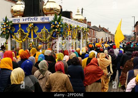 Derby Vaisakhi Nagar Kirtan 2023 die Prozession durch die Straßen von Derby vom Arjun Dev Gurdwara in der Stanhope Street Stockfoto