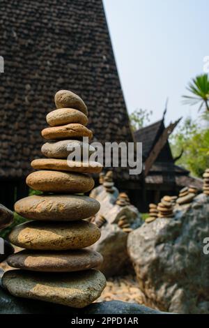 Symbolische Steinschuppen. Konzept von Lebensbilanz und Harmonie. Stockfoto