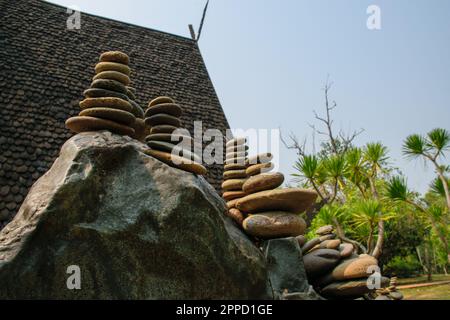 Symbolische Steinschuppen. Konzept von Lebensbilanz und Harmonie. Stockfoto