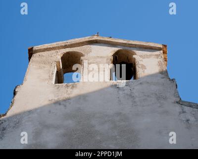 Rab, Kroatien - 24. August 2022: Ein majestätisches Gebäude steht hoch, seine graue Fassade und komplexe Architektur beleuchtet vom klaren Himmel. Das Symbol o Stockfoto